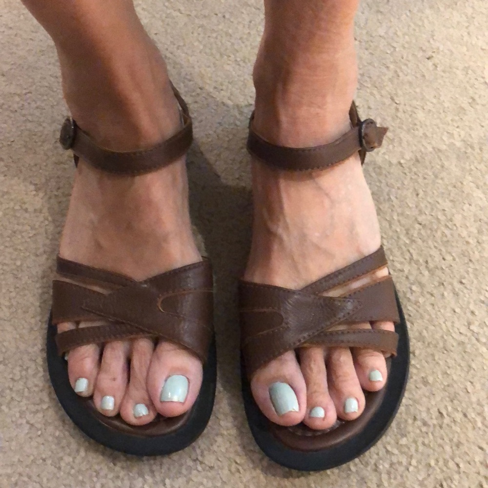 LL Bean woman’s brown leather sandals size 10M